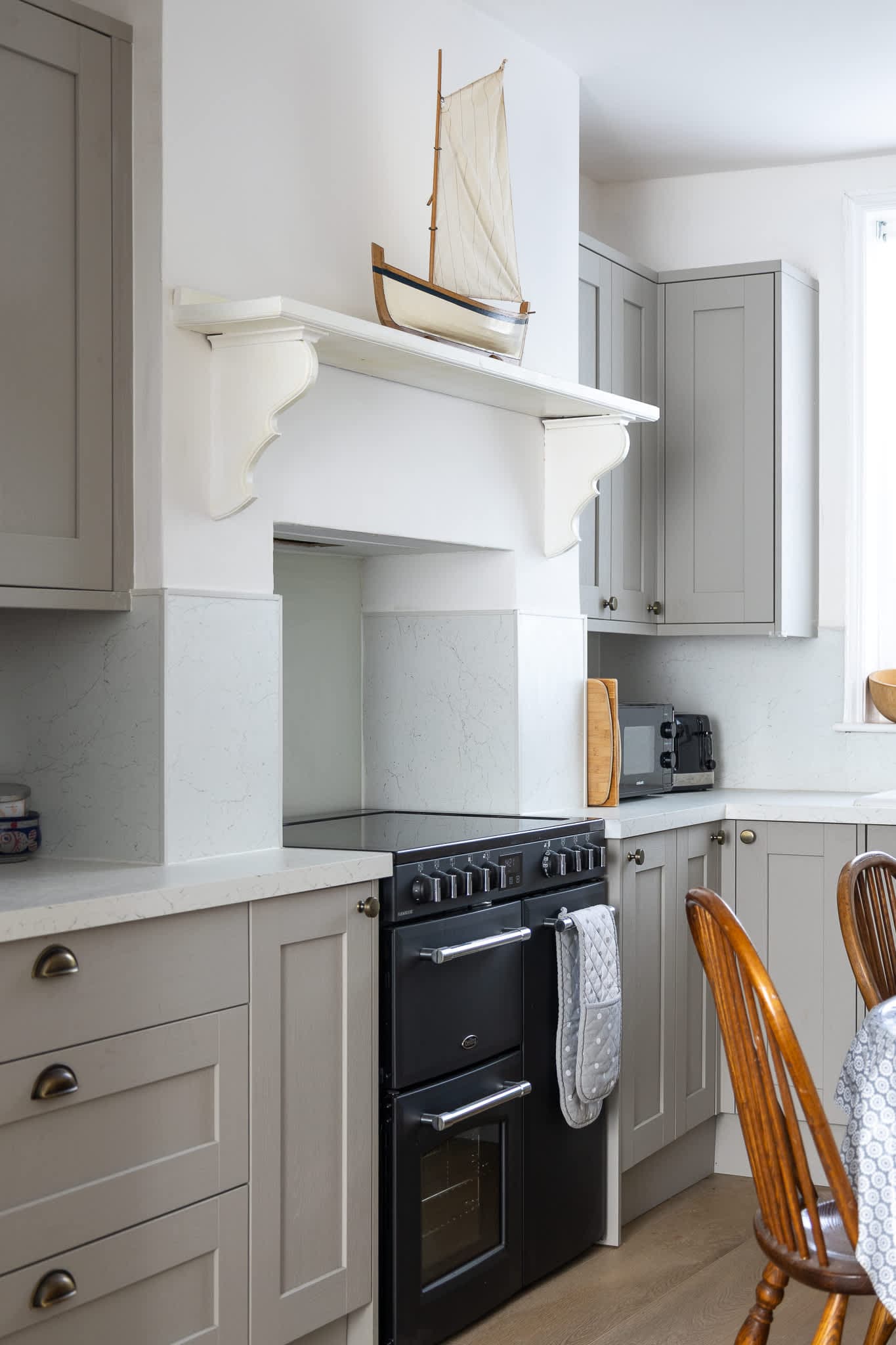 Well-proportioned kitchen with classic detailing and a central cooker. Light and practical, with plenty of workspace and storage, it’s set up for easy cooking and relaxed, everyday use during your stay.